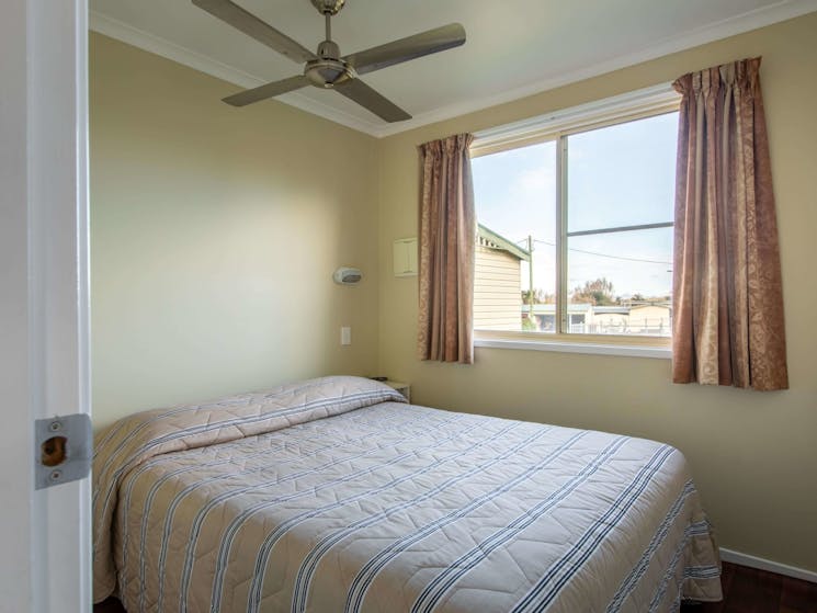 Image of Tamworth North Holiday Park , Deluxe Cabin Main Bedroom