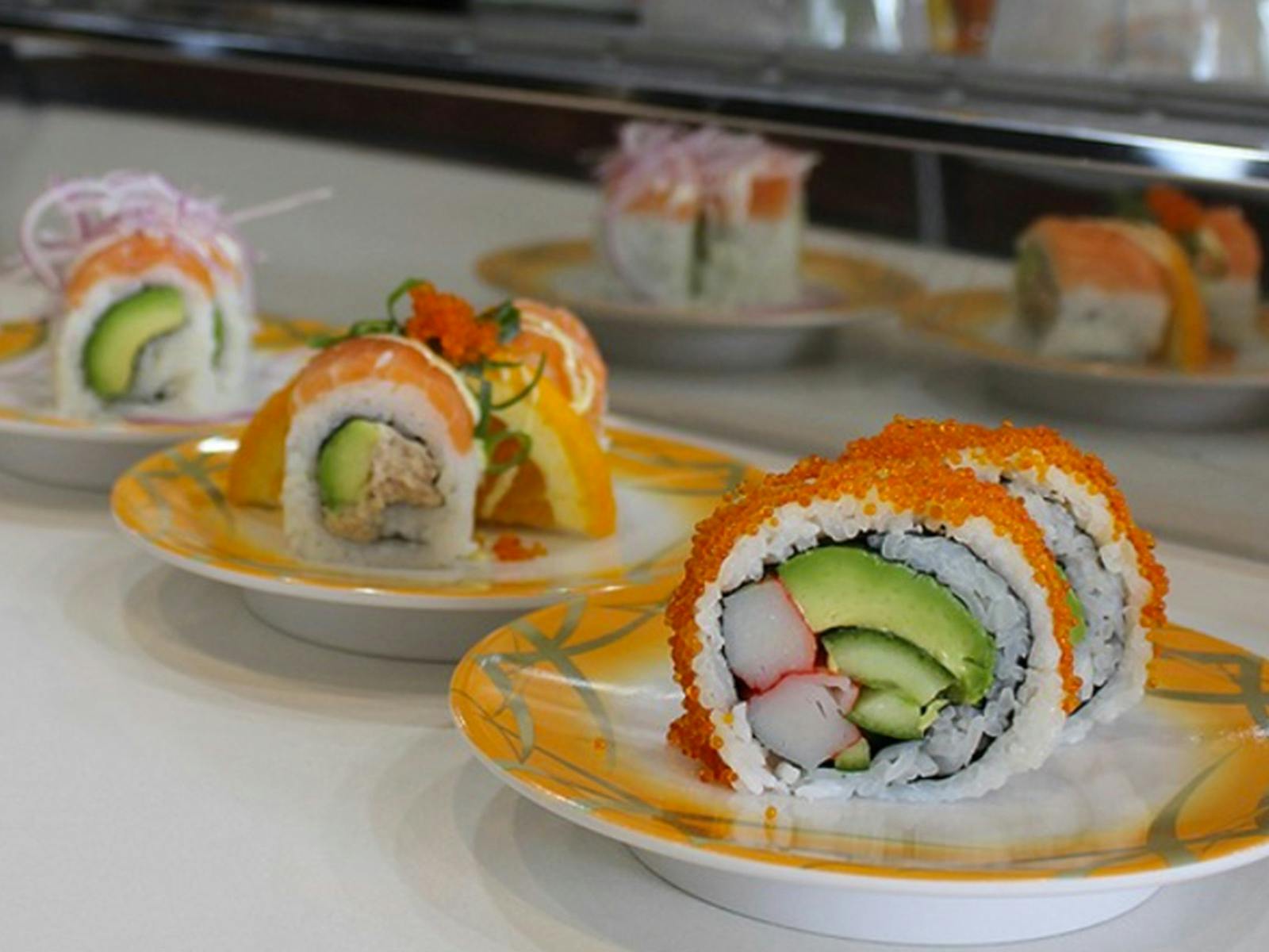 盘子里的彩色寿司