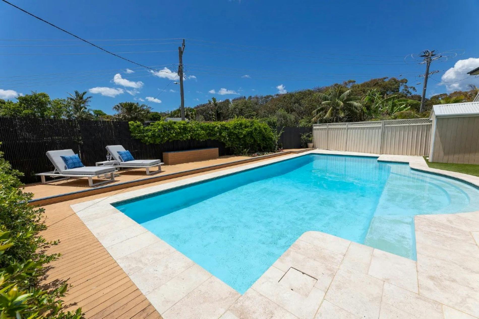 라운저가 있는 수영장