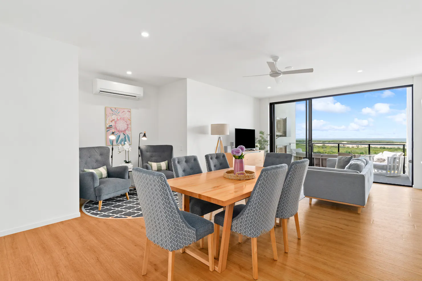 Rhythm On Beach Apartment Dining & Lounge