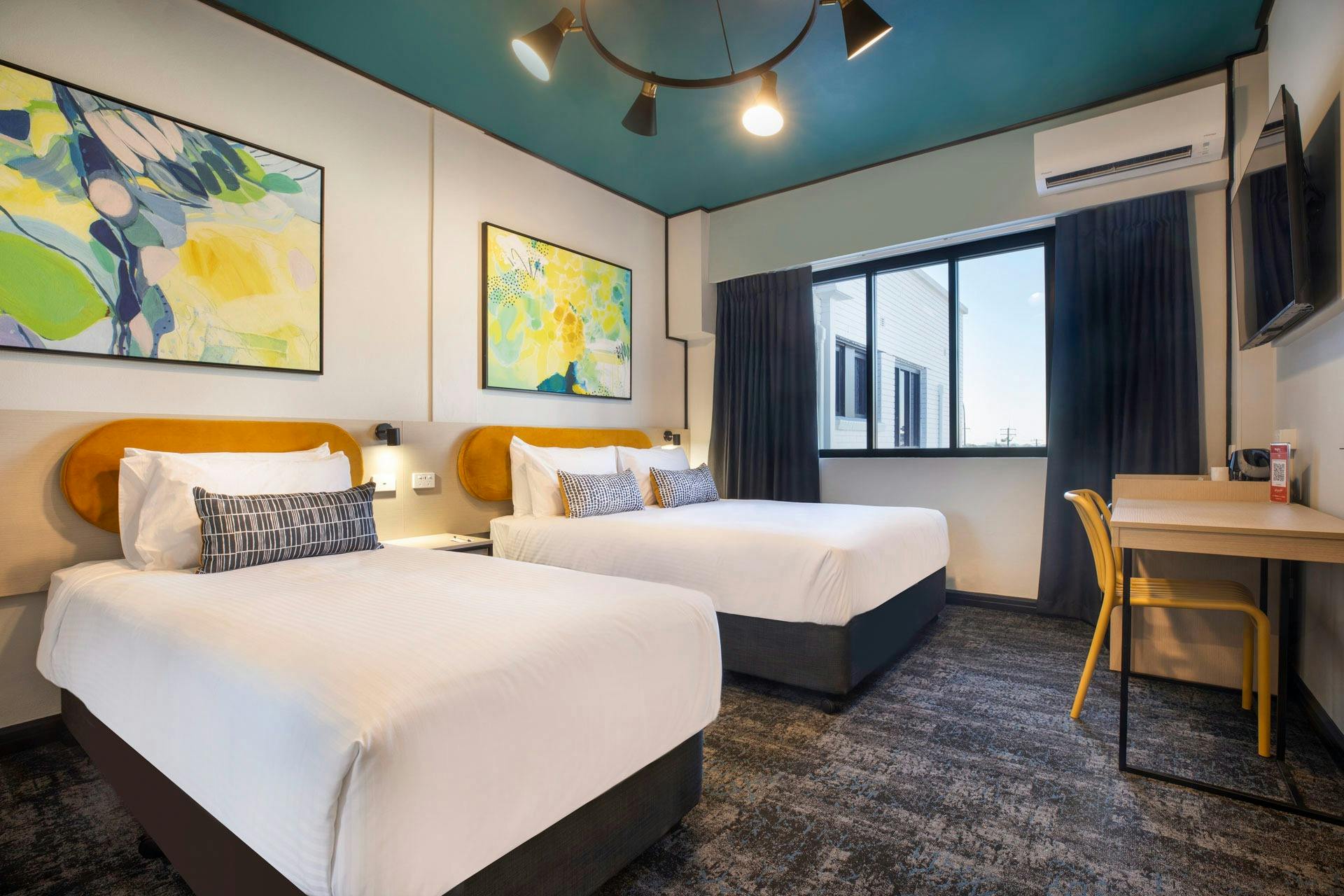 Studio Queen & Single