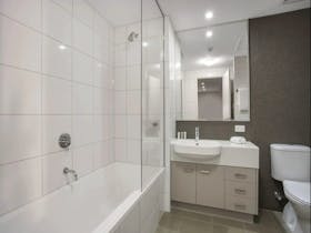 Three bedroom apartment Parap - Ensuite bathroom with bathtub