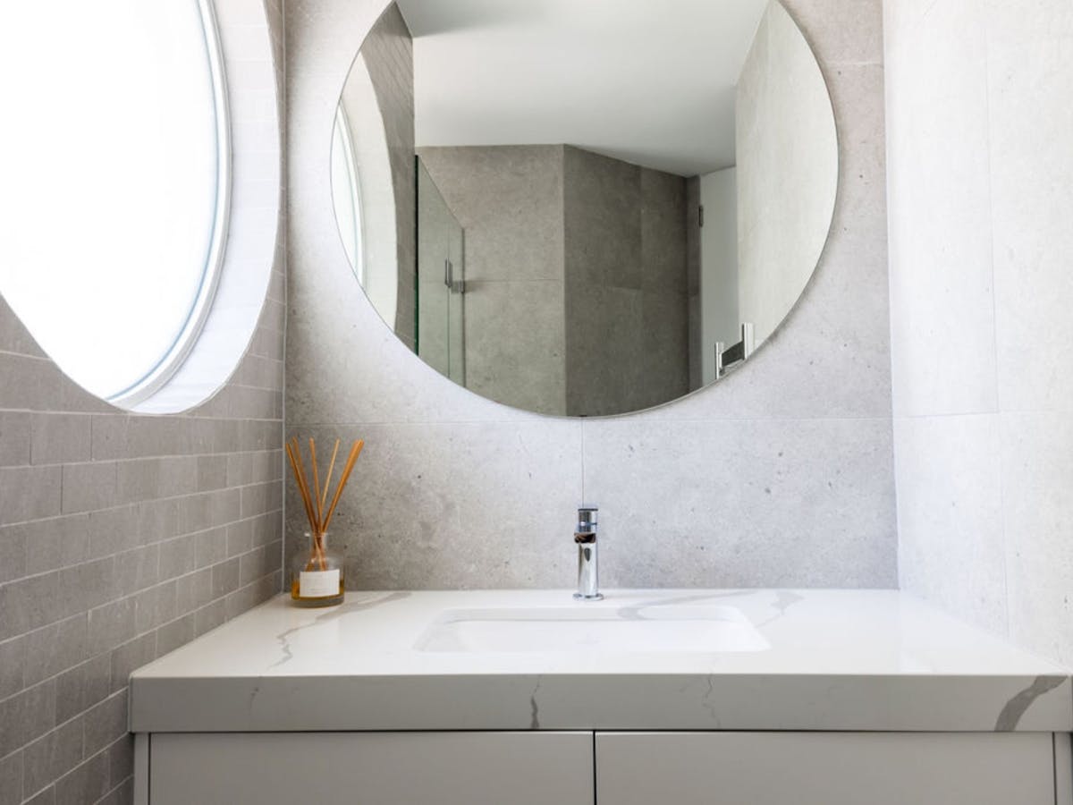 Luxurious and Bright Bathrooms Luxurious and Bright Bathrooms