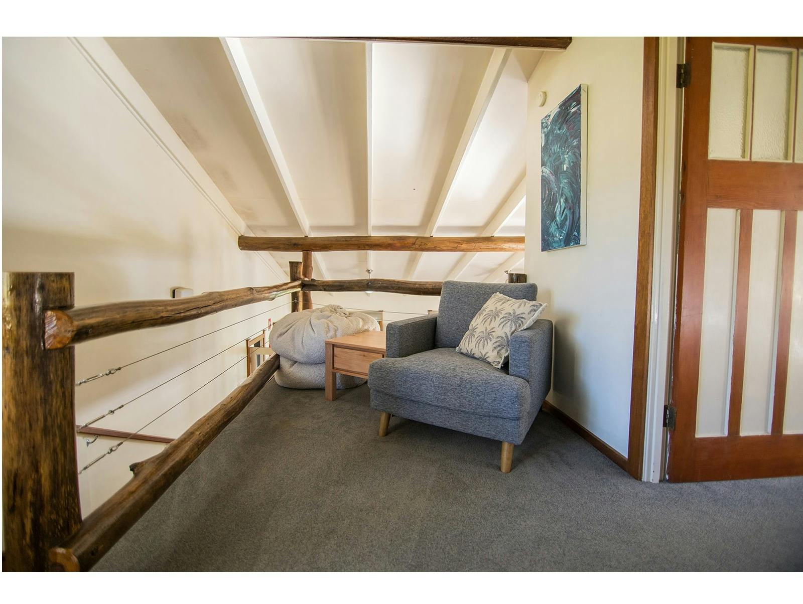 阅读角配有椅子和边桌