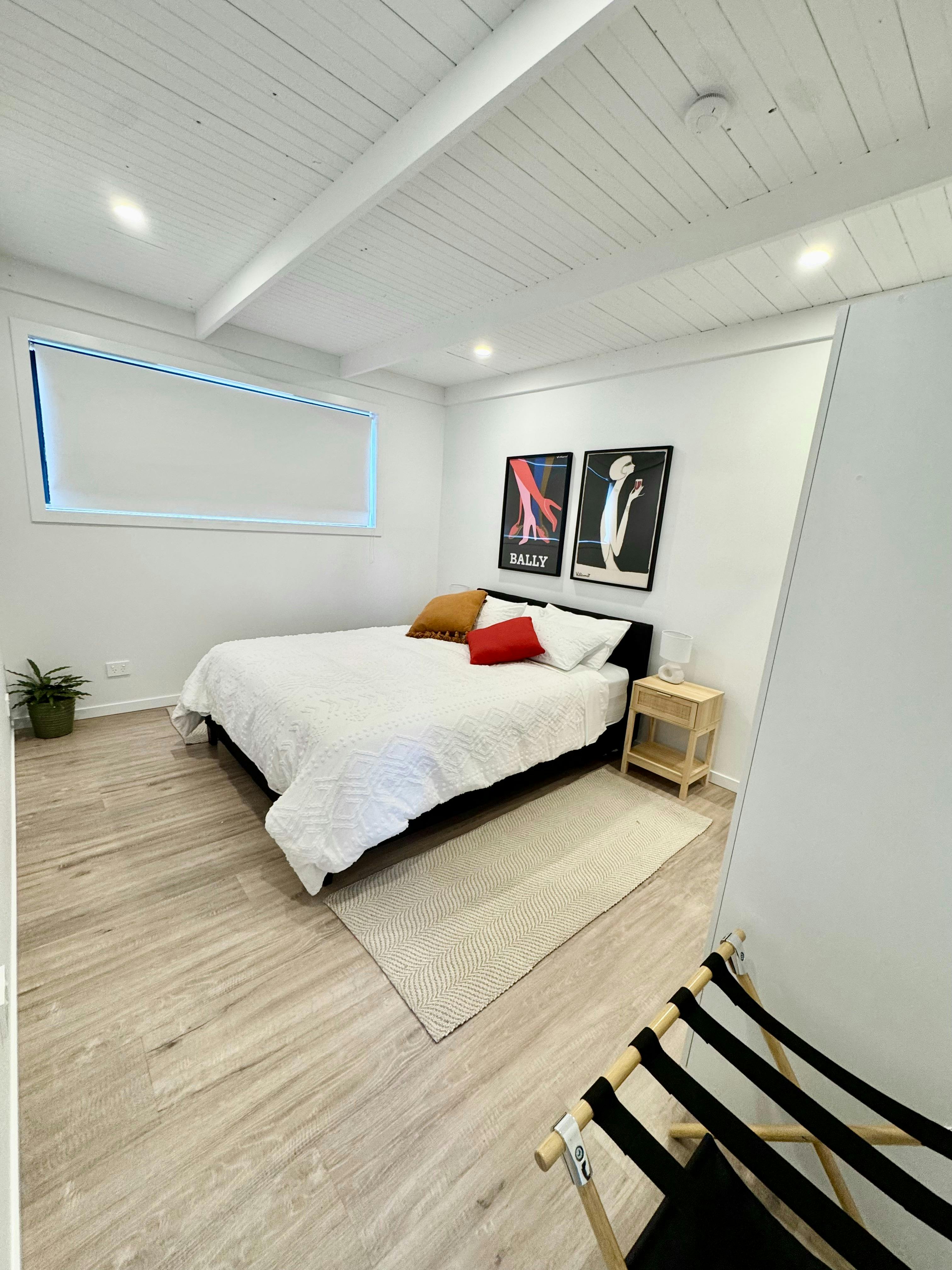 Second bedroom with quenn size bed, closet