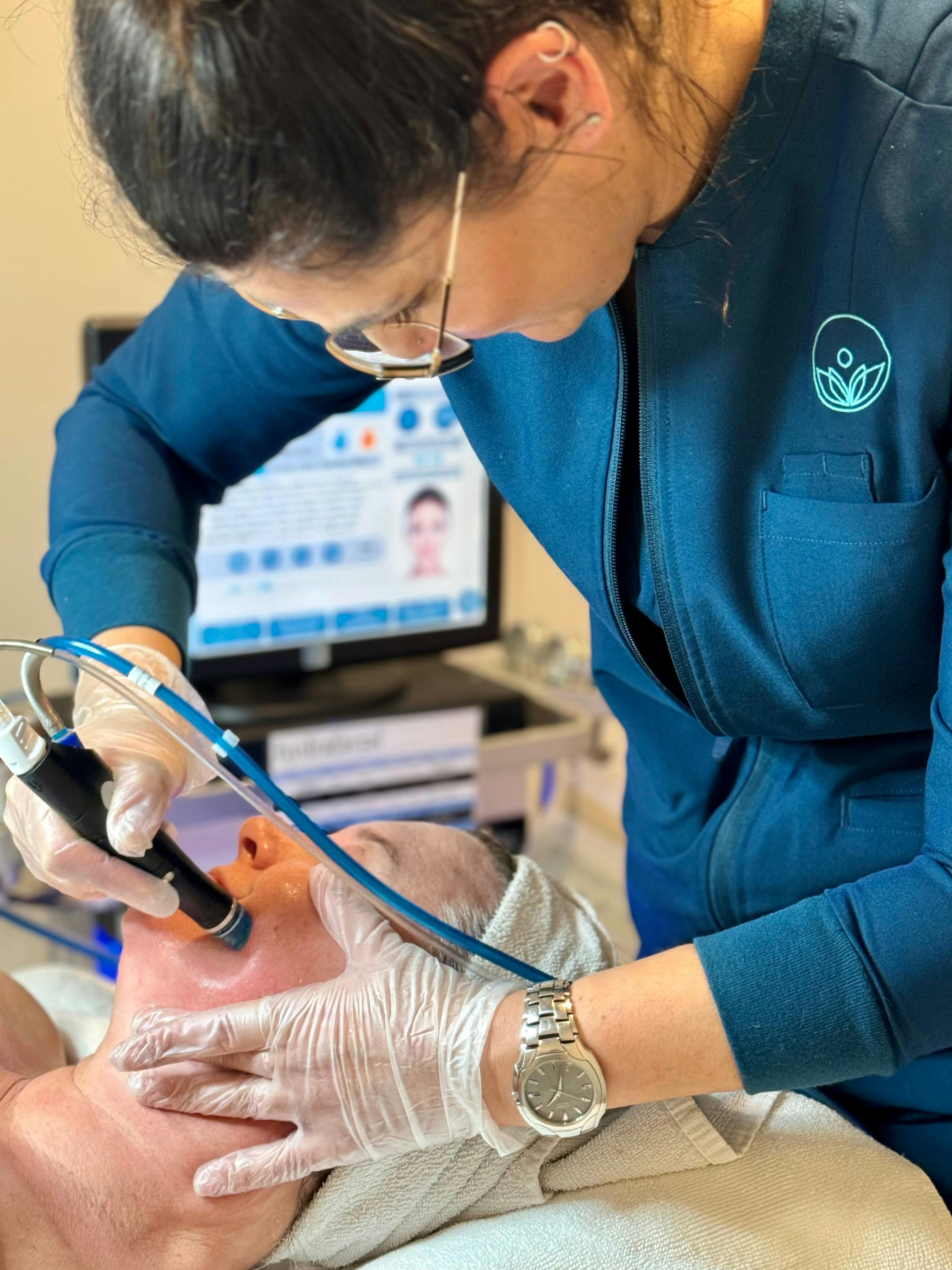 Get the best skin of your life with Hydrafacial. A non-invasive treatment that improves skin health.
