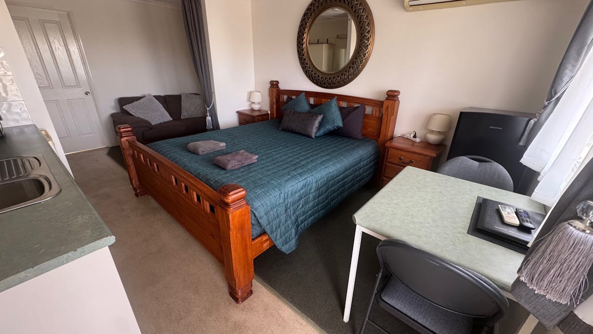 Self Contained Deluxe King Spa with lounge
