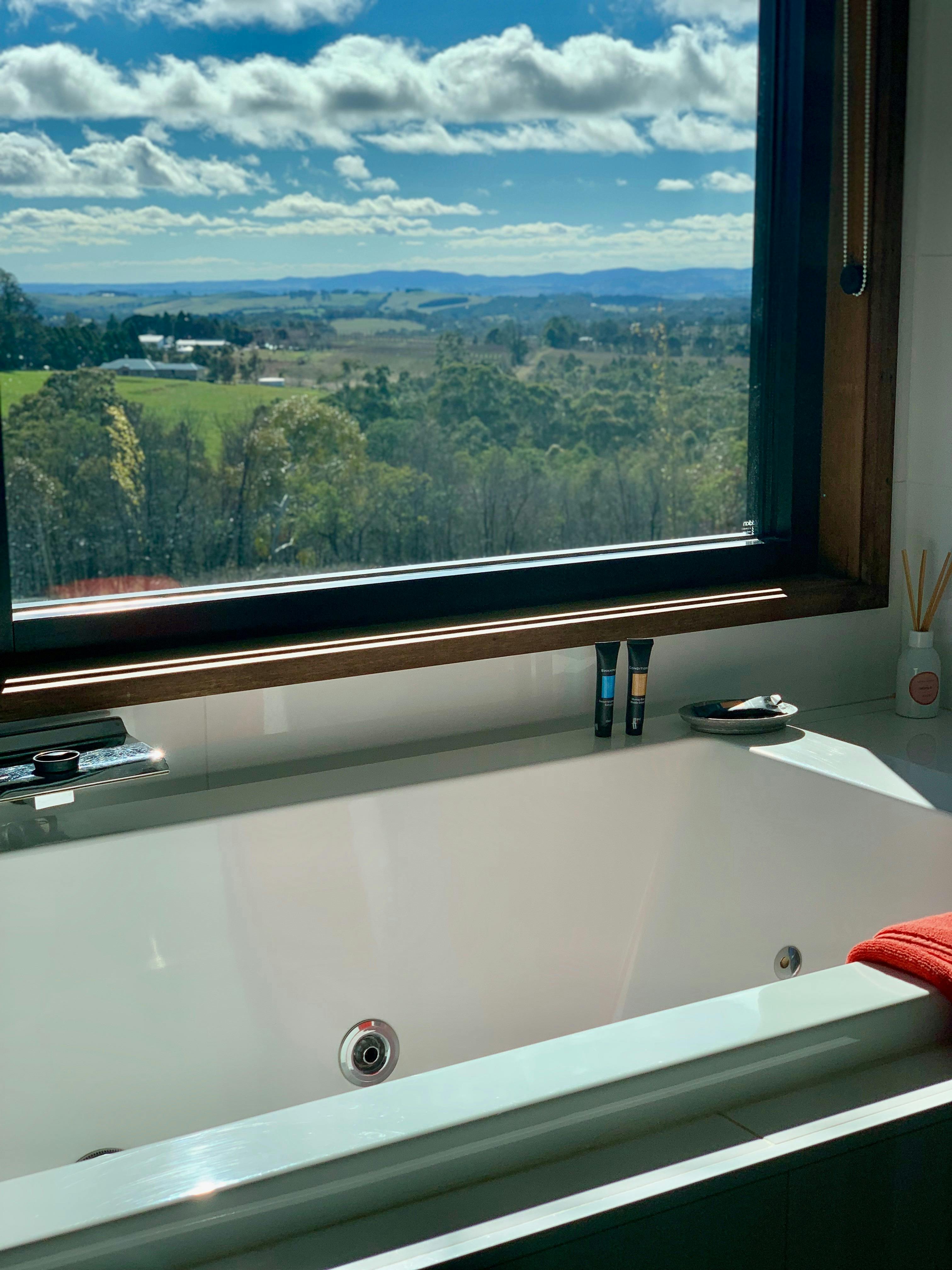 스위트룸 욕실에서 보이는 전망