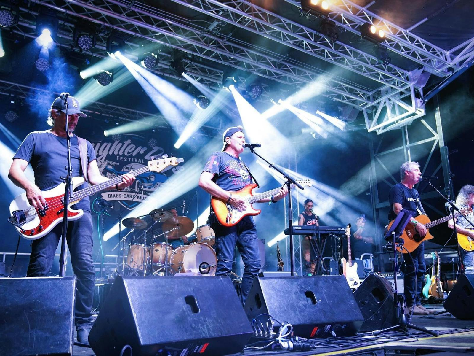 Screamin Eagles perform live and loud at Mulwala Water Ski Club