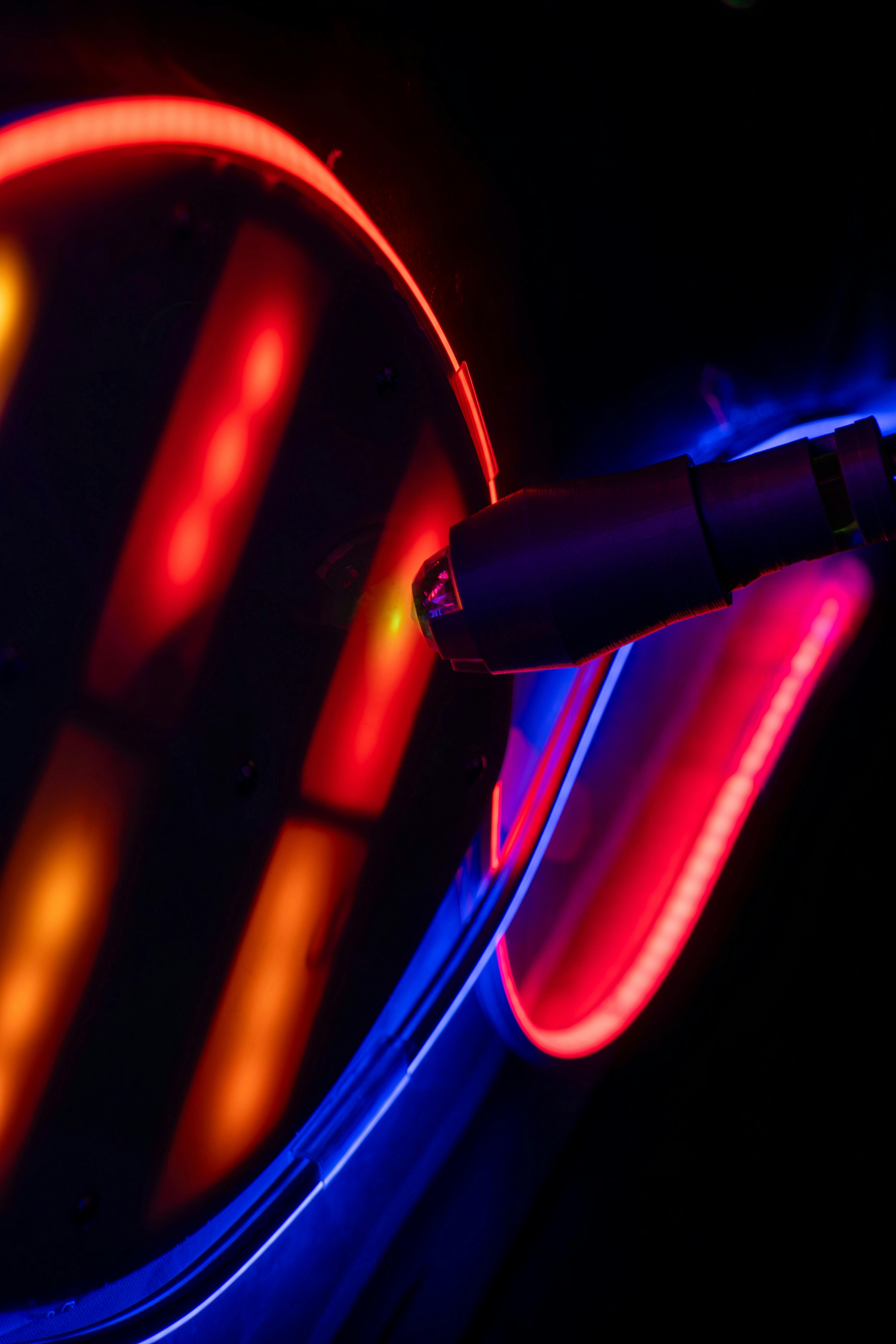 雪梨科幻密室逃脫 Project Delta 中使用的發光燈的未來主義掃描儀