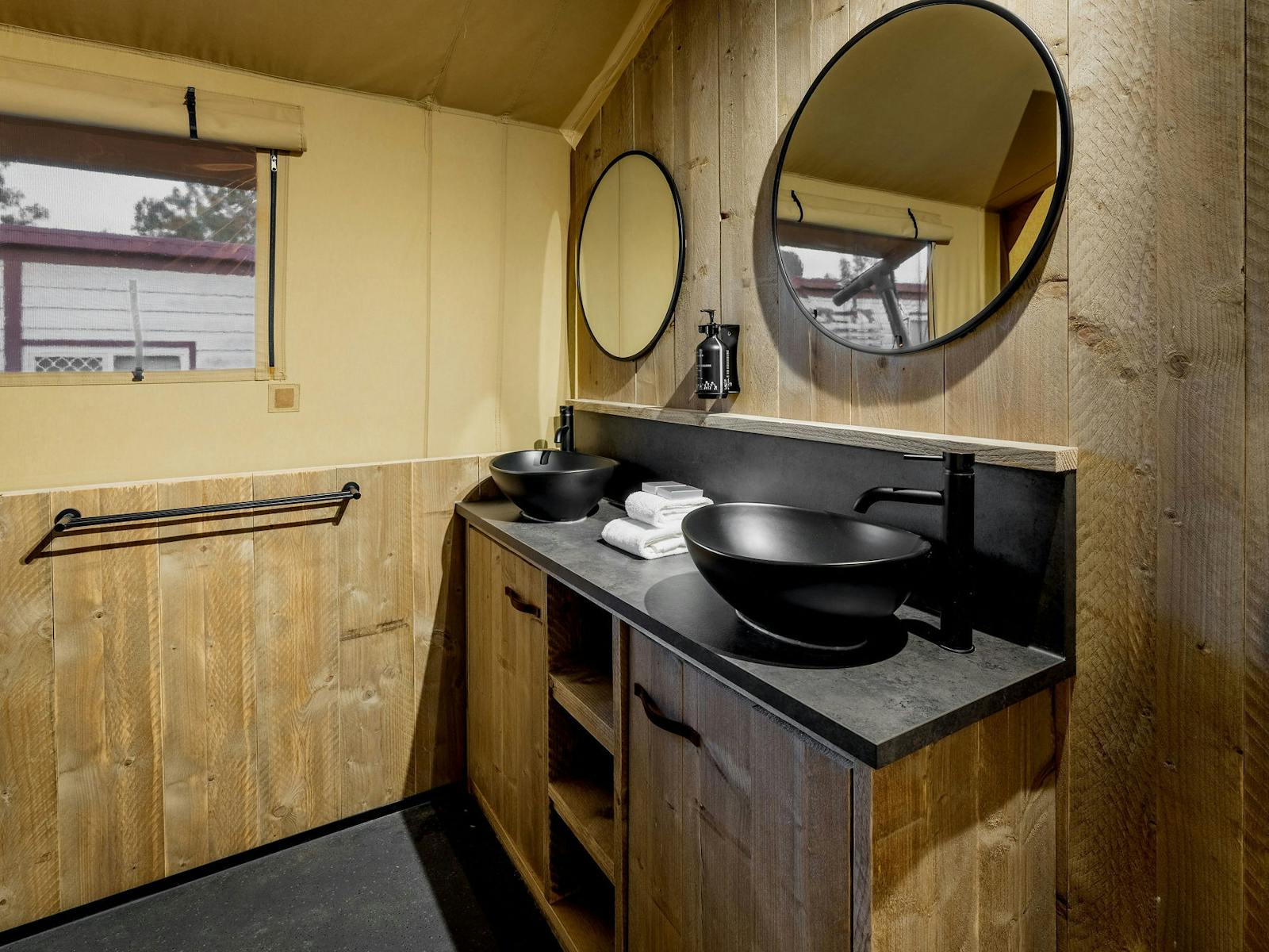 bathroom bathroom