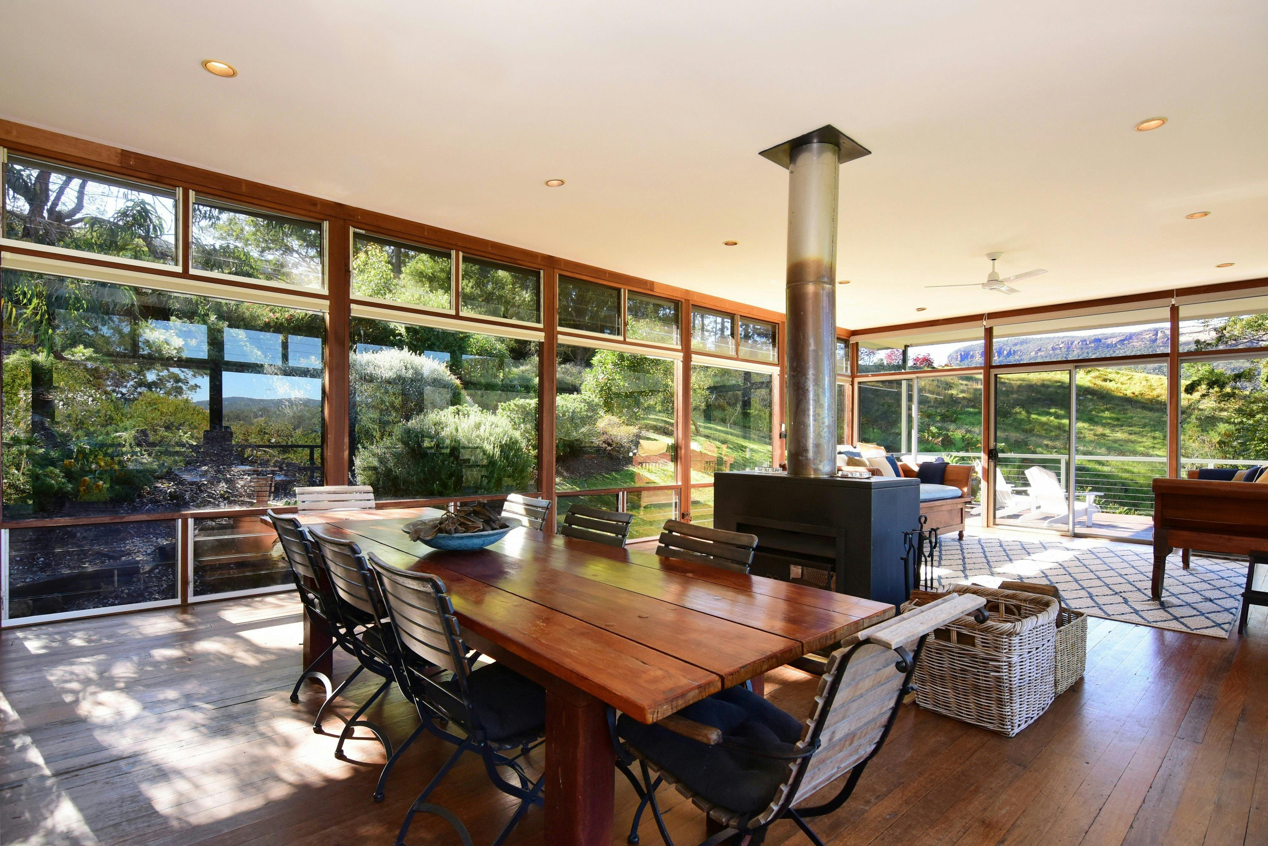 帶雙面燃燒壁爐的用餐區