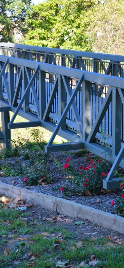 Two footbridges connect Caravan park to the main street, a swinging bridge and a rigid bridge