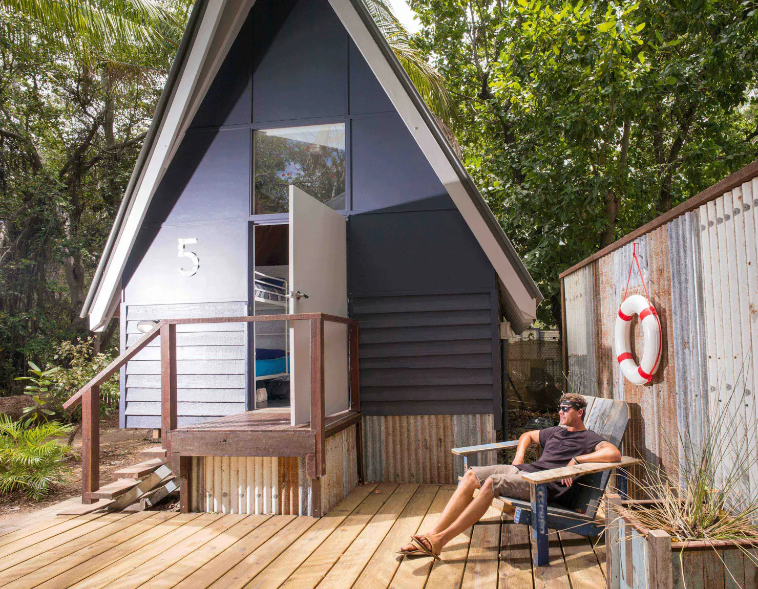 Bungalow accommodation to the budget backpacker traveler. On site bungalows and Koala Park