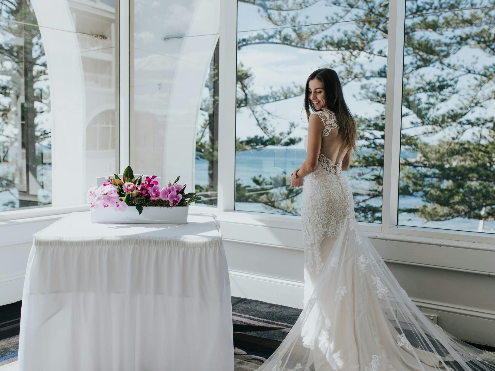 Terrigal의 전망을 감상할 수 있는 Lord Ashley 라운지의 신부