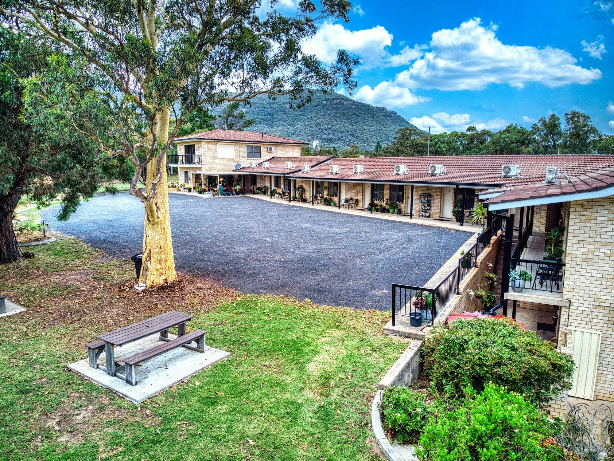 헨버리 골프 코스가 내려다보이는 칸도스 페어웨이즈 모텔