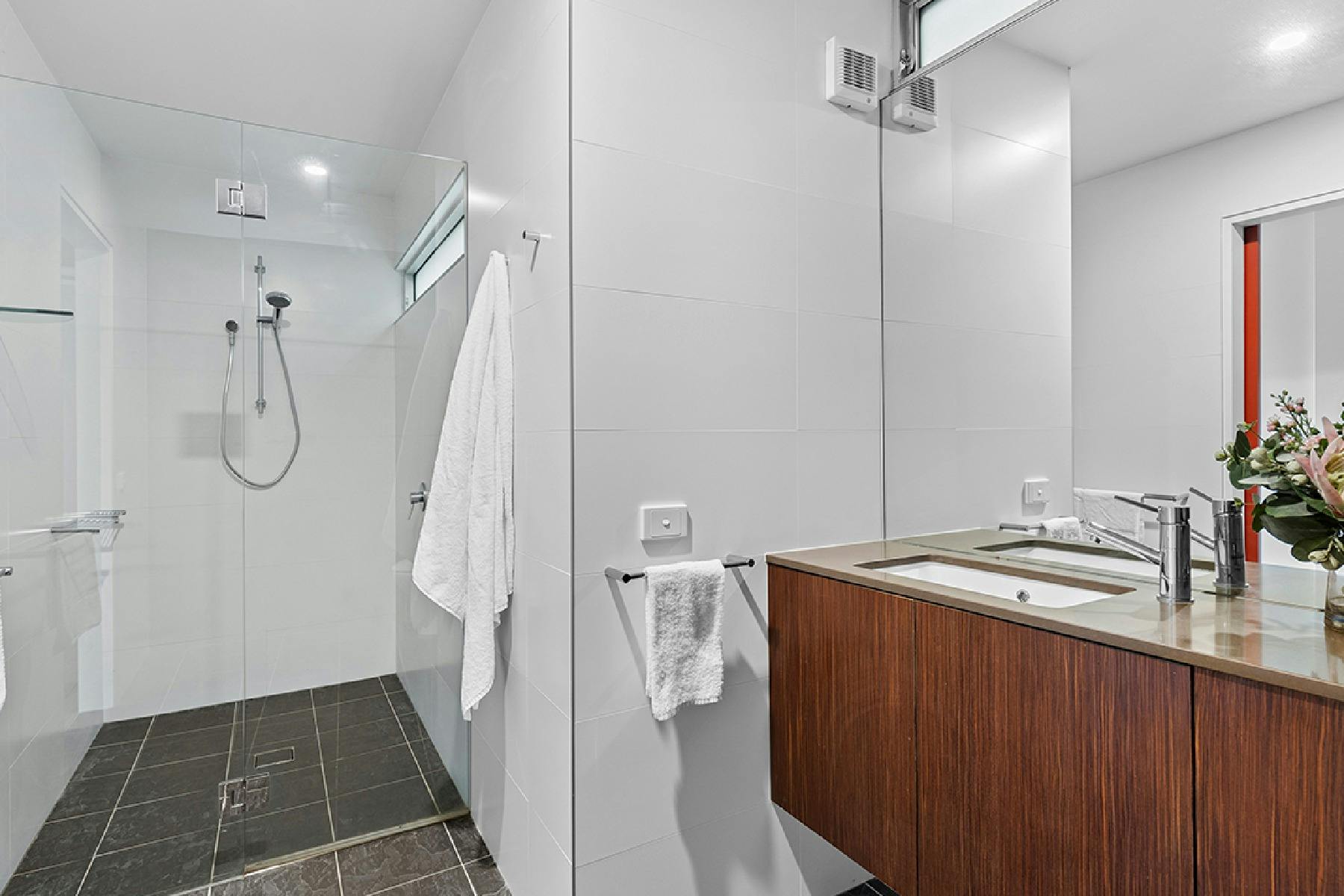 The Pavilion bathroom 2