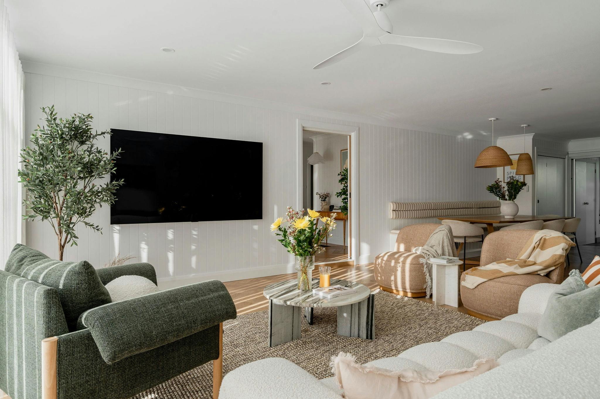 디자이너 가구로 둘러싸인 대형 TV 이미지