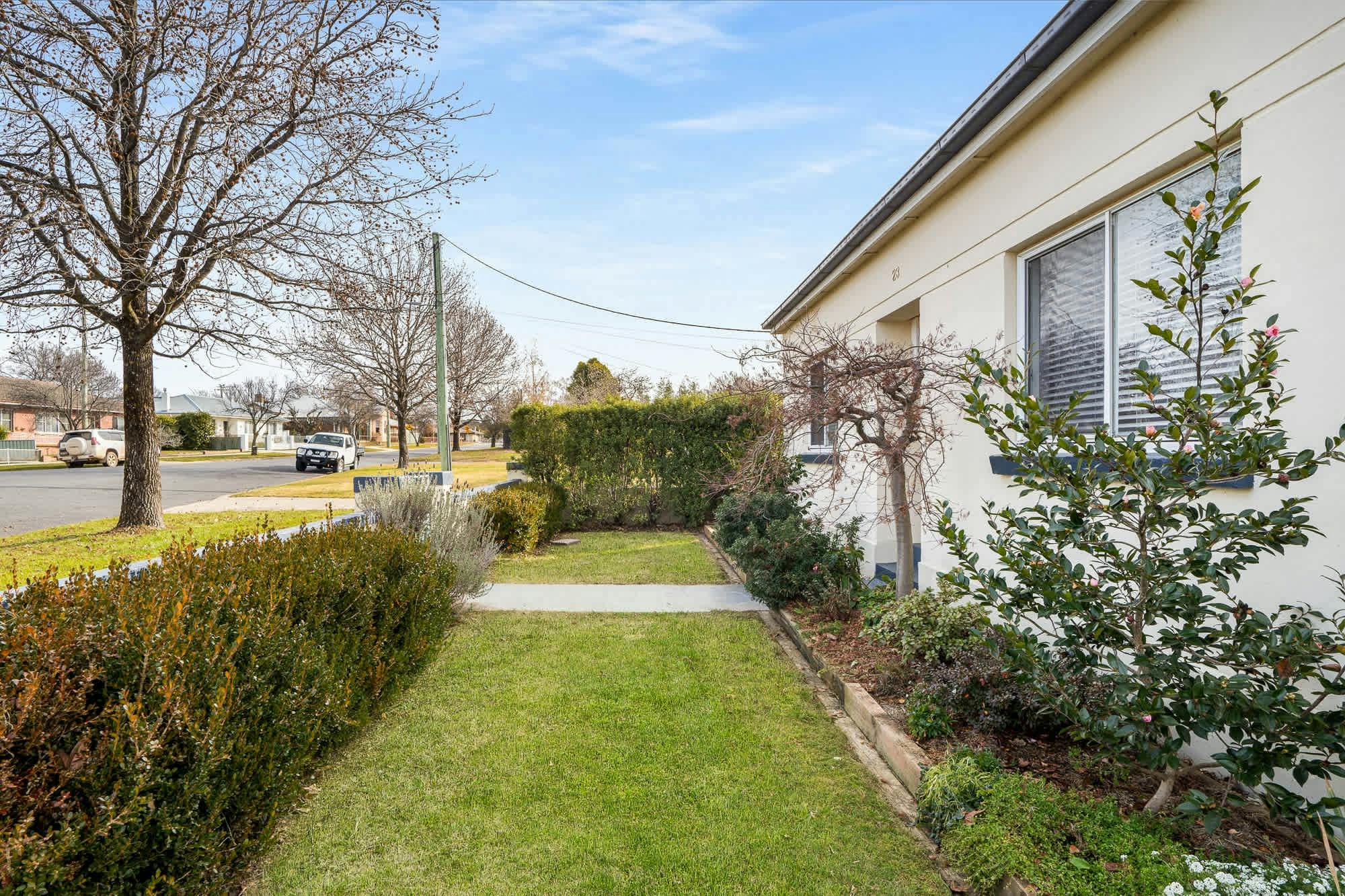 잔디밭과 정원이 있는 앞마당