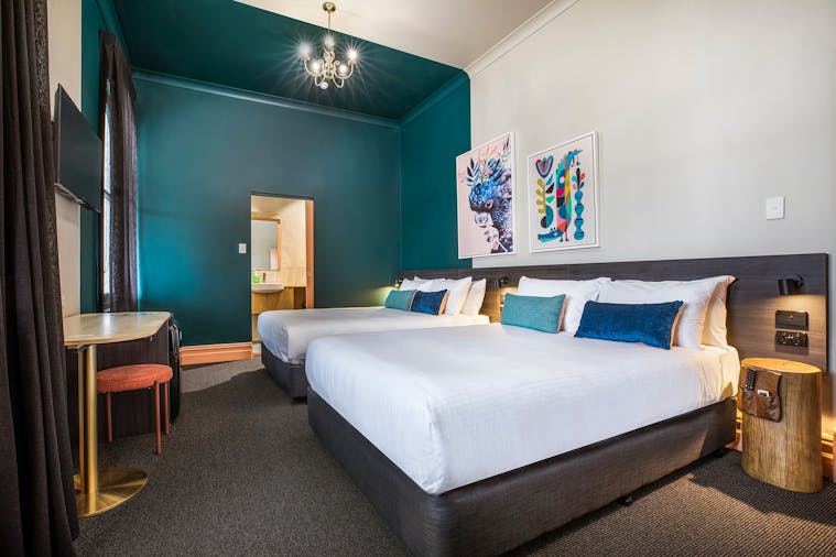 Studio Twin Queen Ensuite