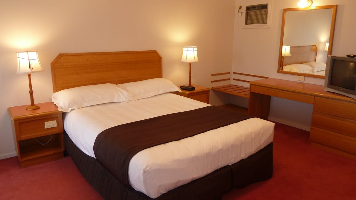 McNevins Warwick Motel and Gunyah Restaurant