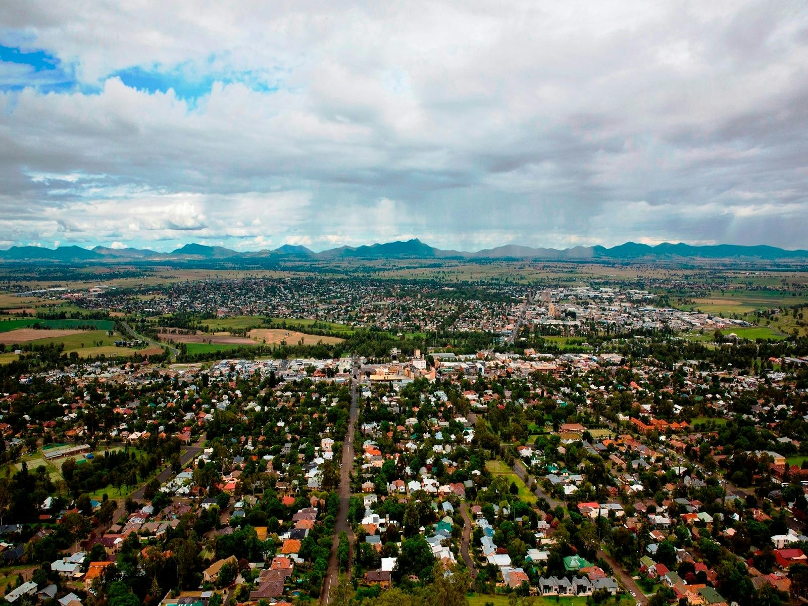 View of Tamworth from Oxley Lookout looking south west towards the Liverpool Range