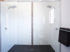 ENSUITE BATHROOM WITH DOUBLE SHOWER HEAD