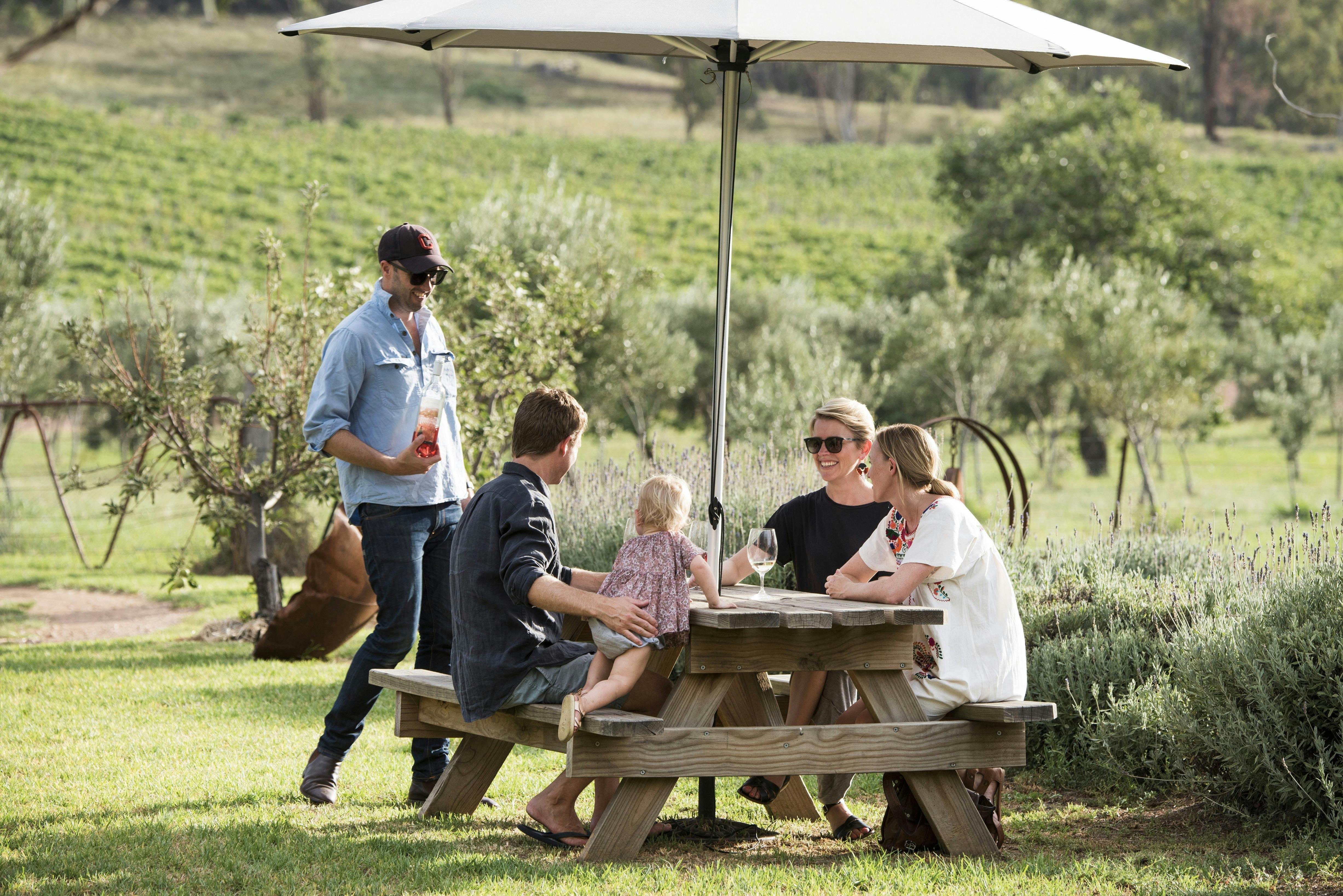 ロズビーワインセラードア＆彫刻庭園。庭の設定でマッジーワイン。