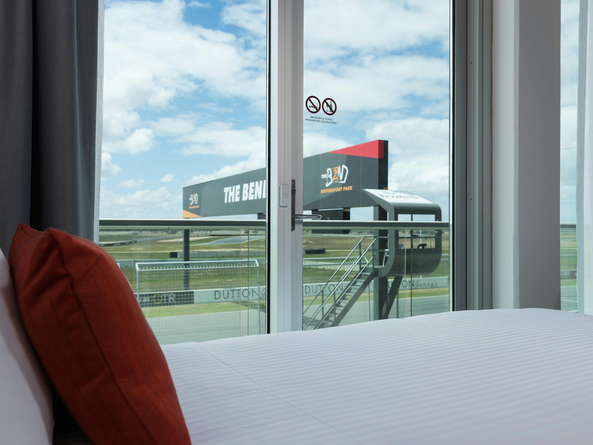 Rydges Pit Lane