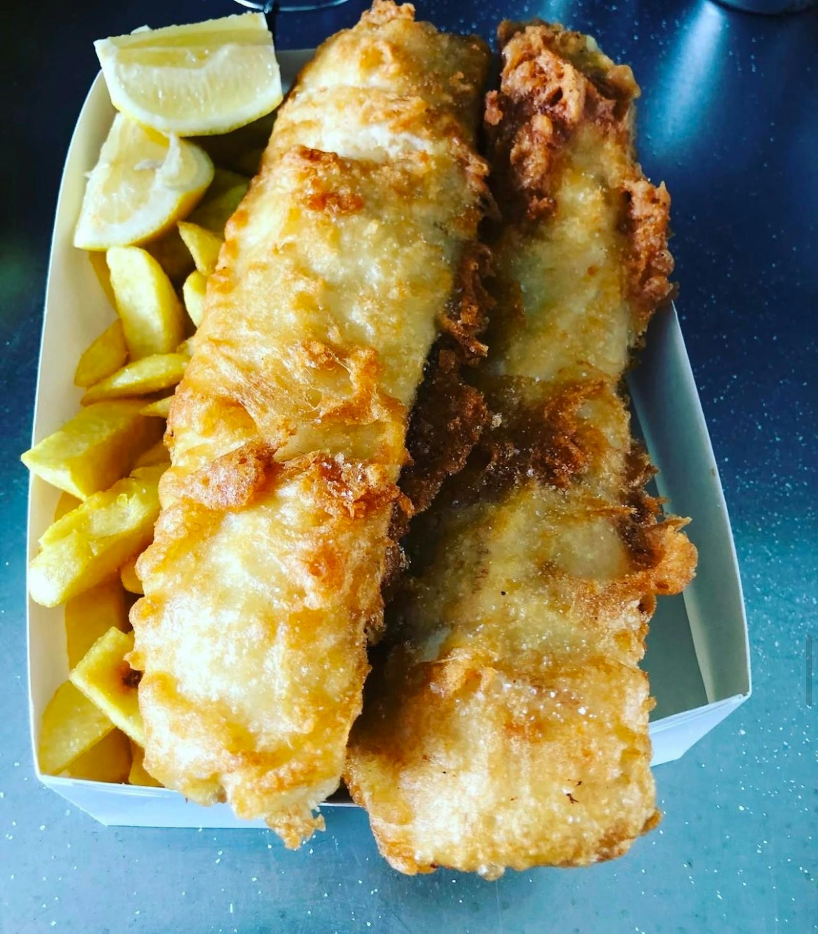 레몬을 곁들인 생선튀김과 감자튀김