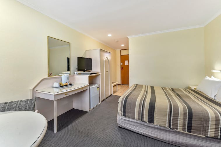 STANDARD QUEEN ROOM