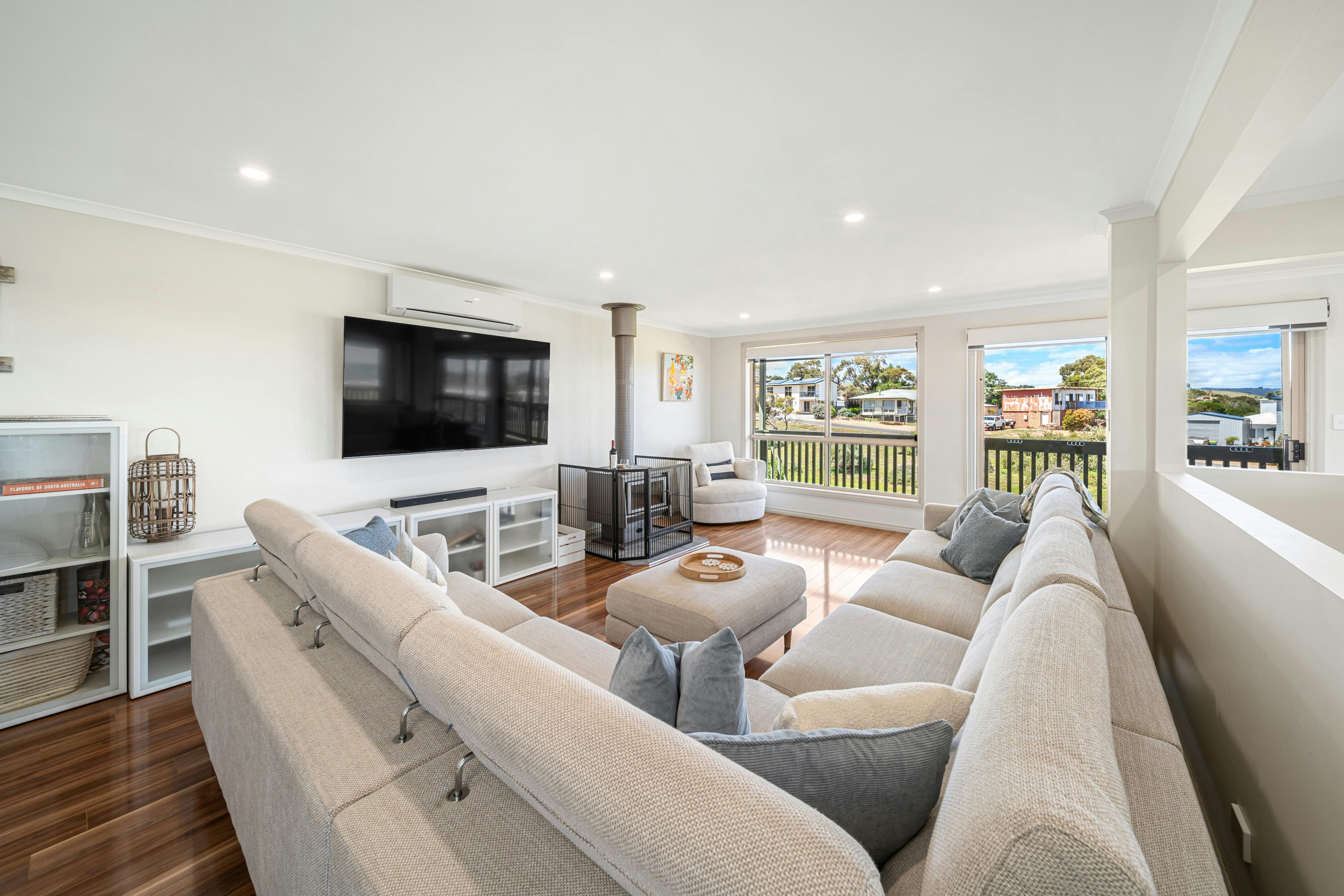 True South Carrickalinga - Ocean View Lounge fire place TV