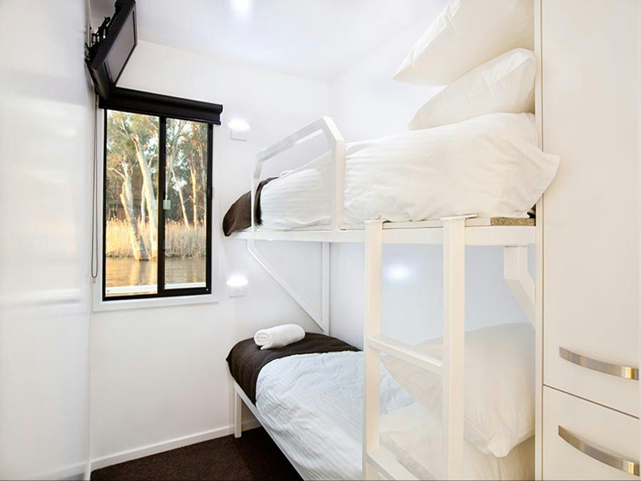 Emerald Luxury's bunk bedroom