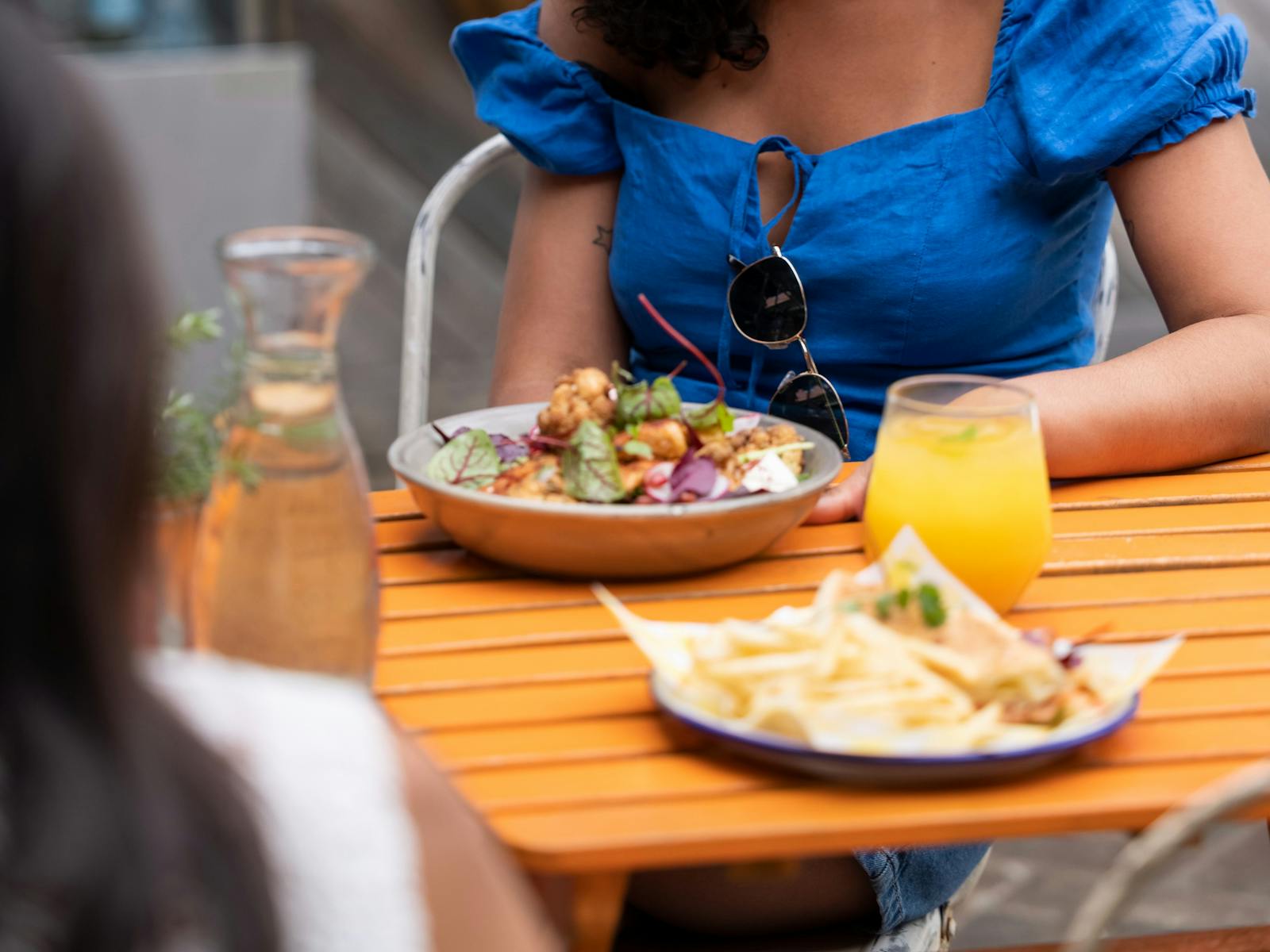 朋友們在帕拉馬塔 Lil Miss Collins 咖啡館享用美食和飲料