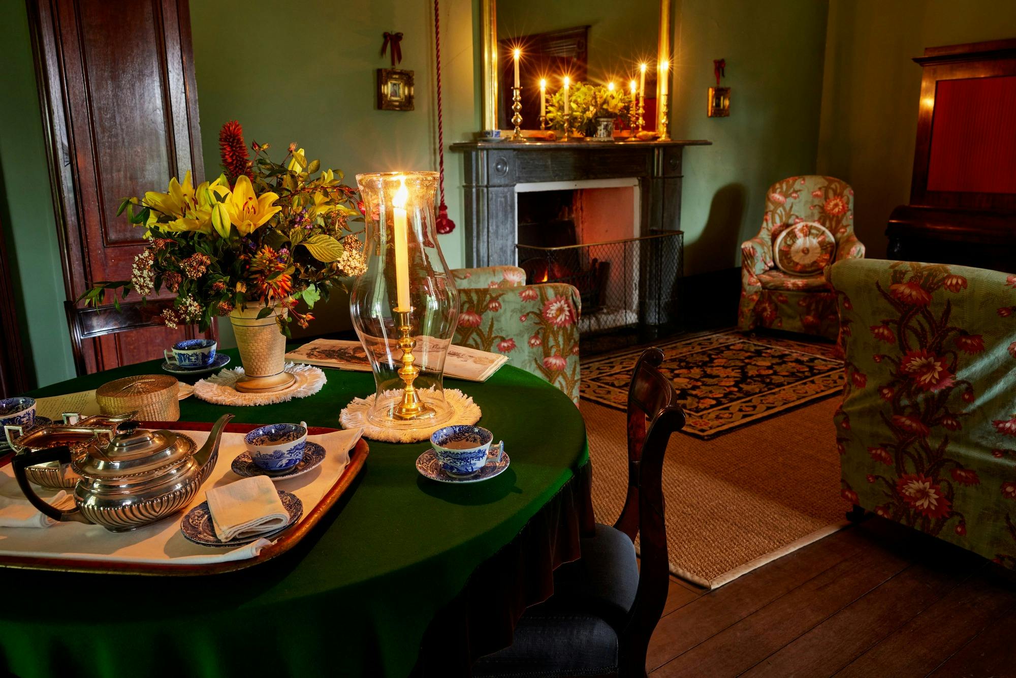 歷史悠久的客廳，配有用餐設施和點燃的蠟燭