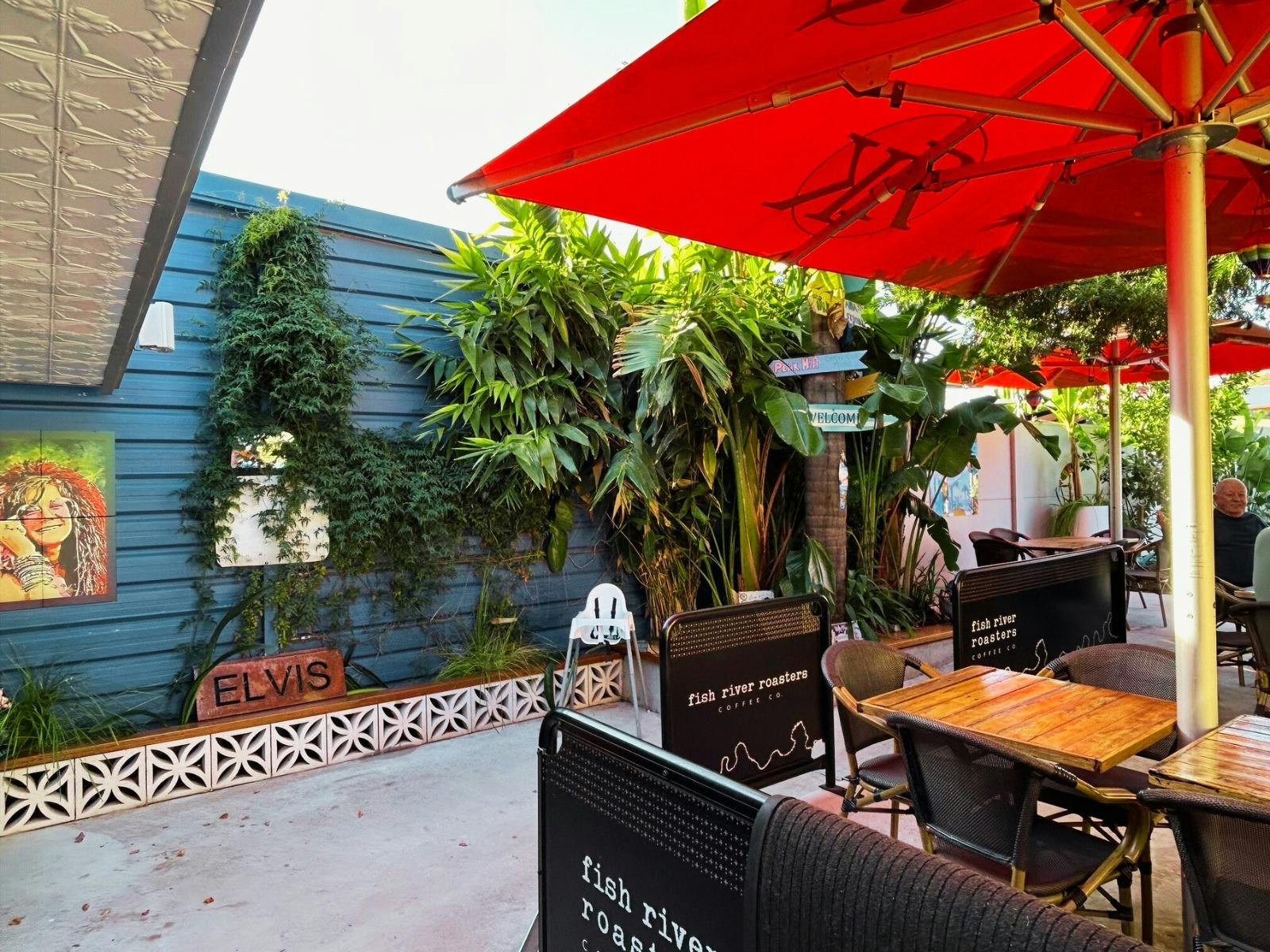 Roasted Kombi outdoor tropical alfresco dining area