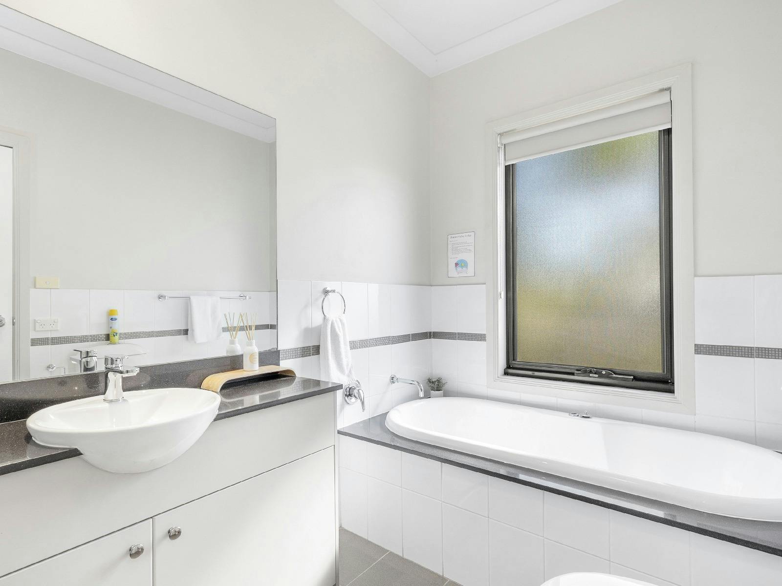 Hunter Valley bathroom with bath tub