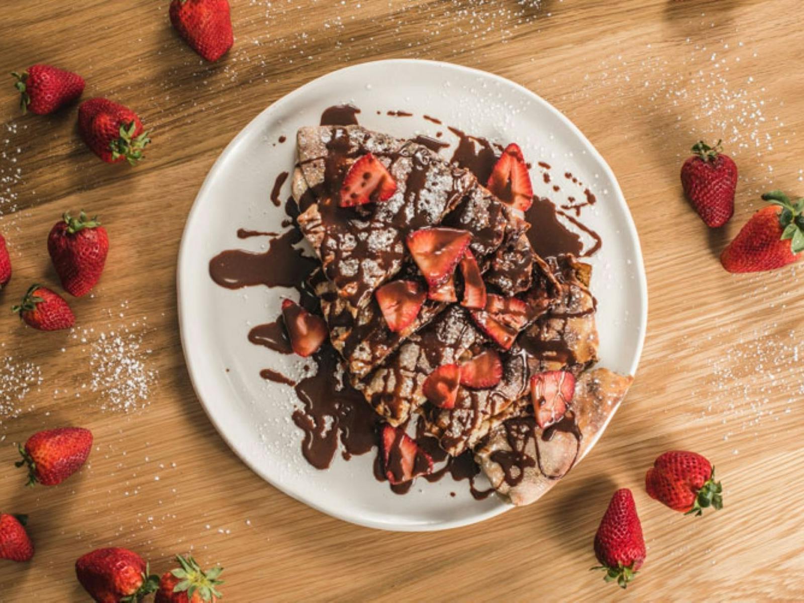 草莓披薩上淋上 Nutella 巧克力醬