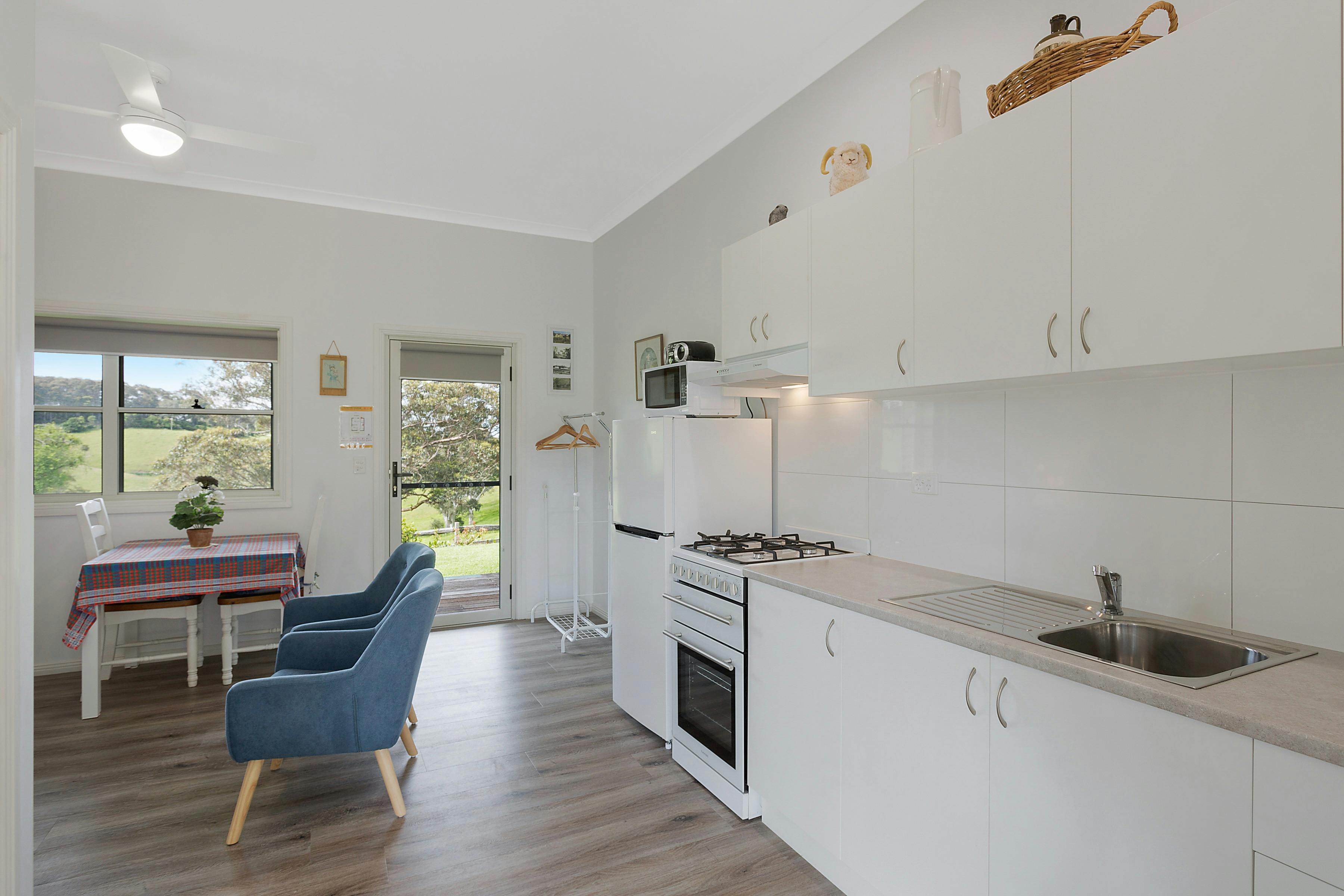 每個小屋都有自己的廚房、浴室和陽台，可欣賞農場的景色。