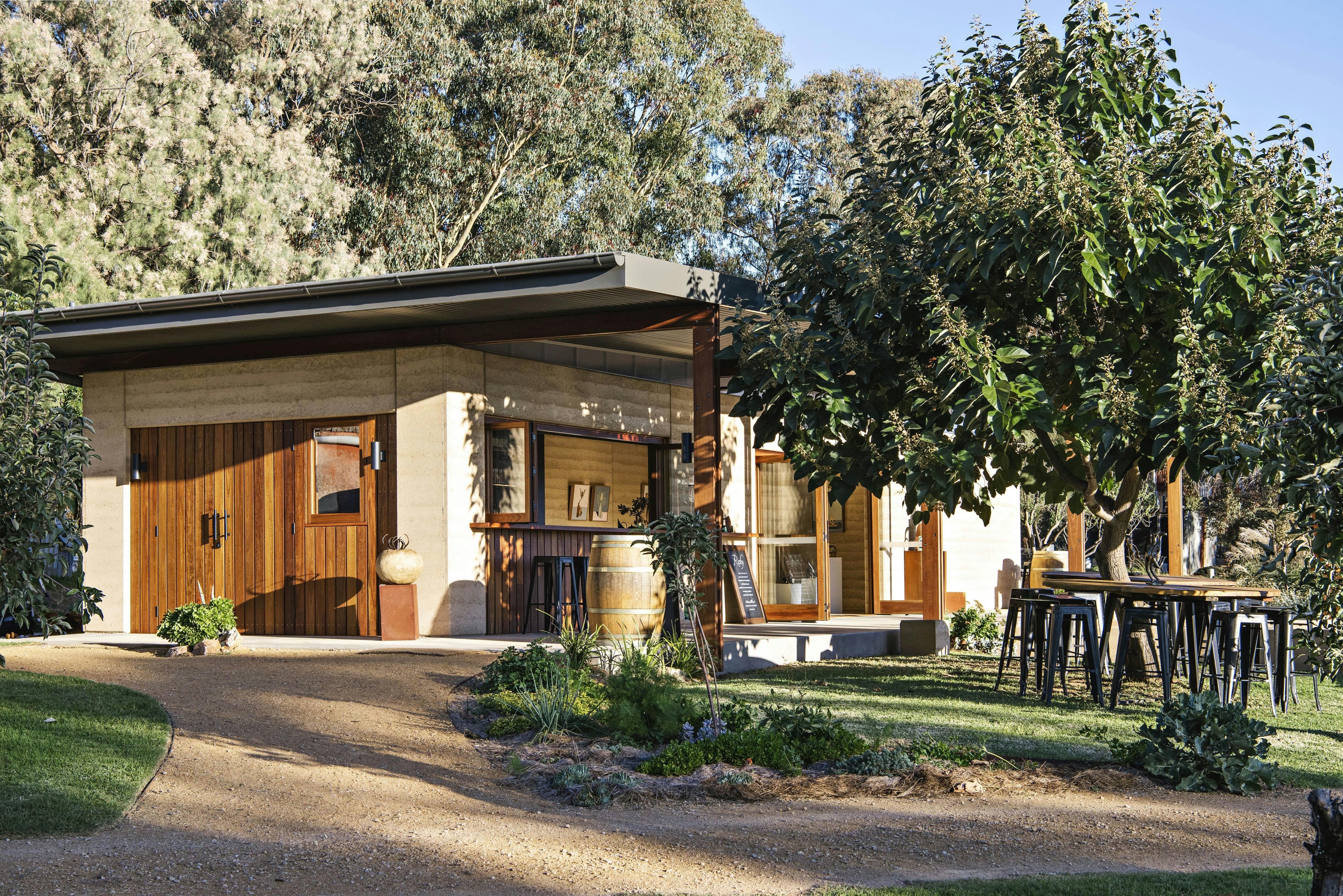 RosbyWinesのセラードアはRosbyアートギャラリーに隣接しています。