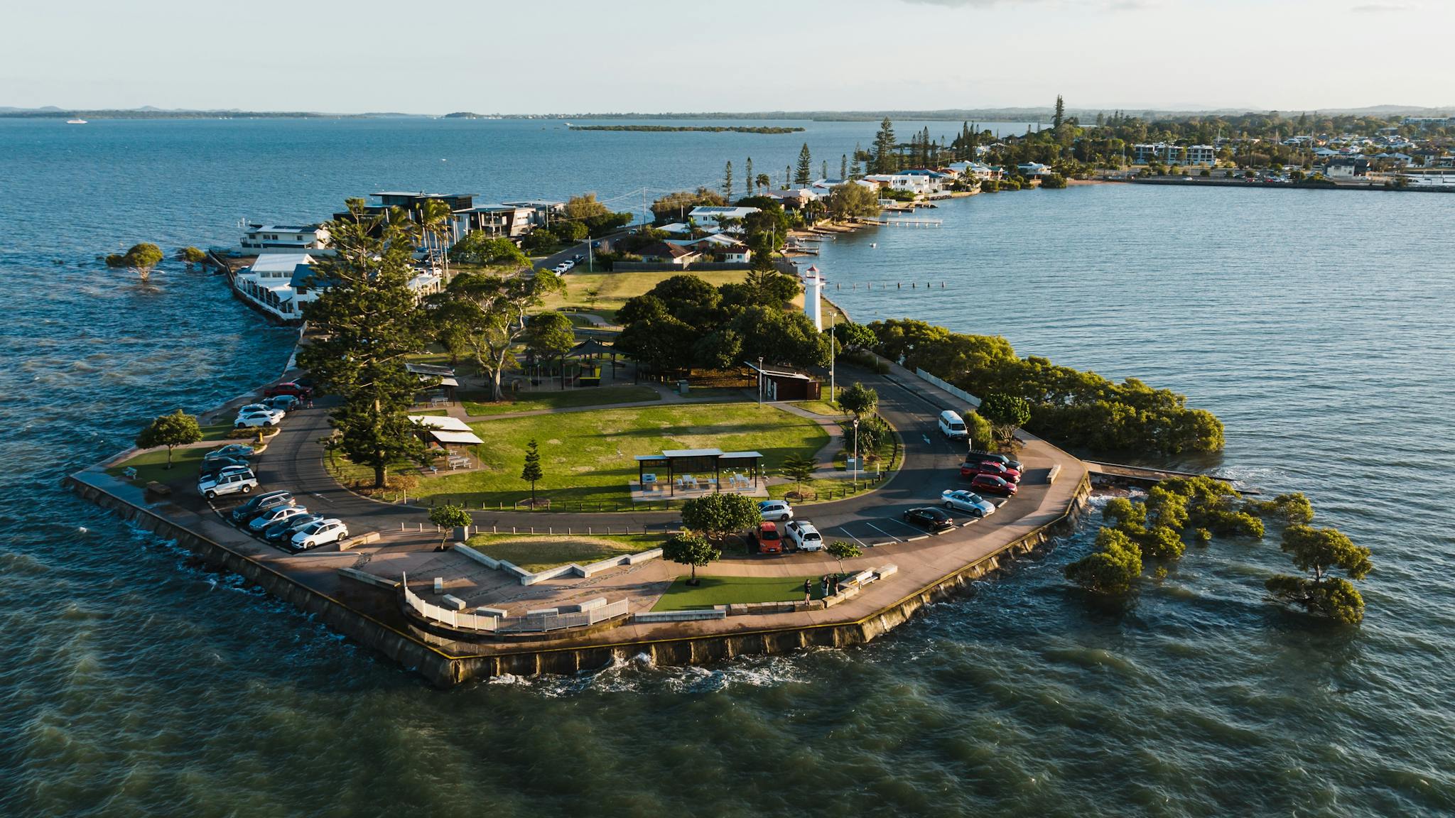Discover Cleveland Point Reserve: lighthouse, playground, BBQs, cafe – fun for all! Discover Cleveland Point Reserve: lighthouse, playground, BBQs, cafe – fun for all!
