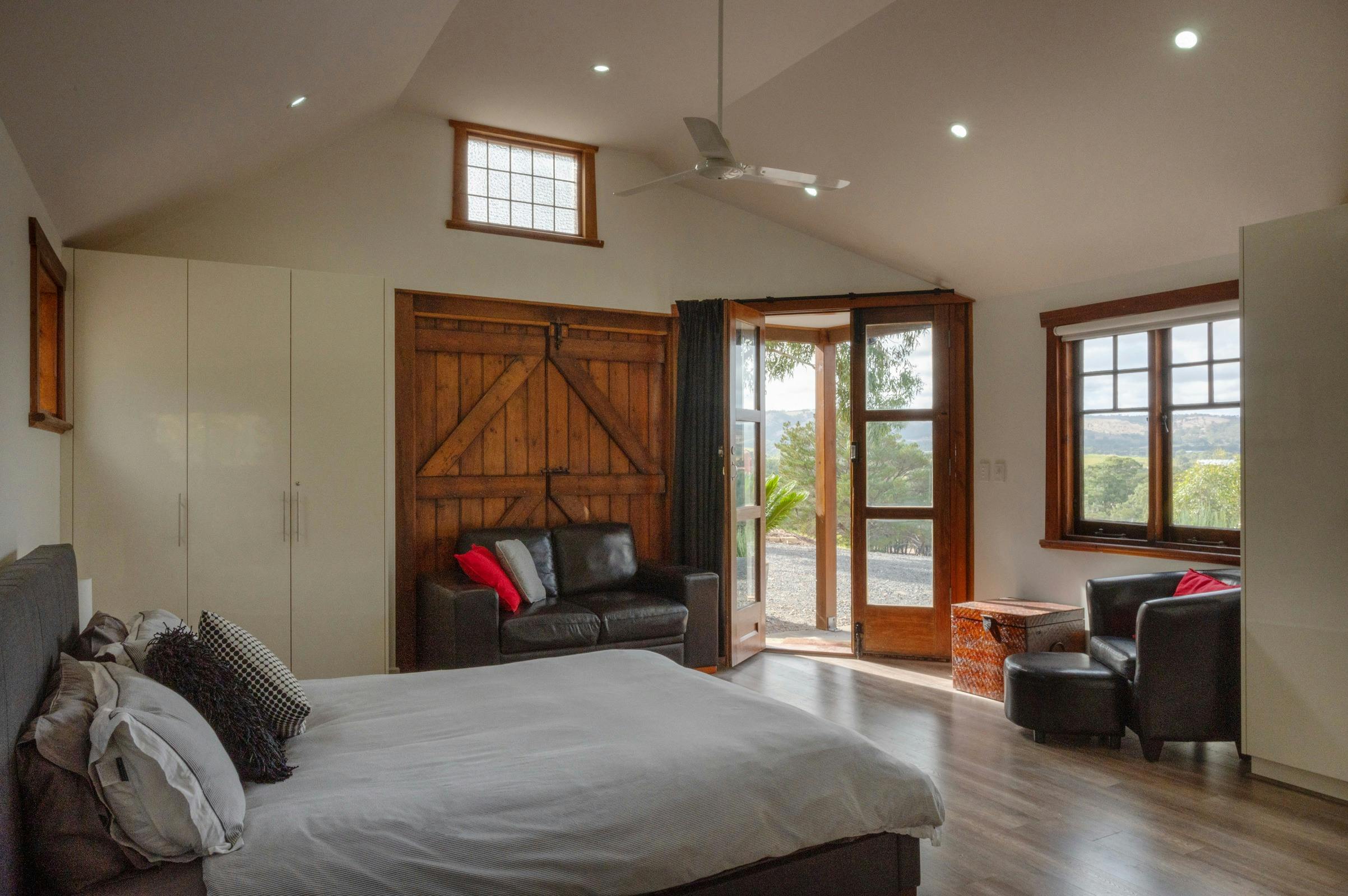OPen plan Studio, with ensuite bathroom and galley kitchen