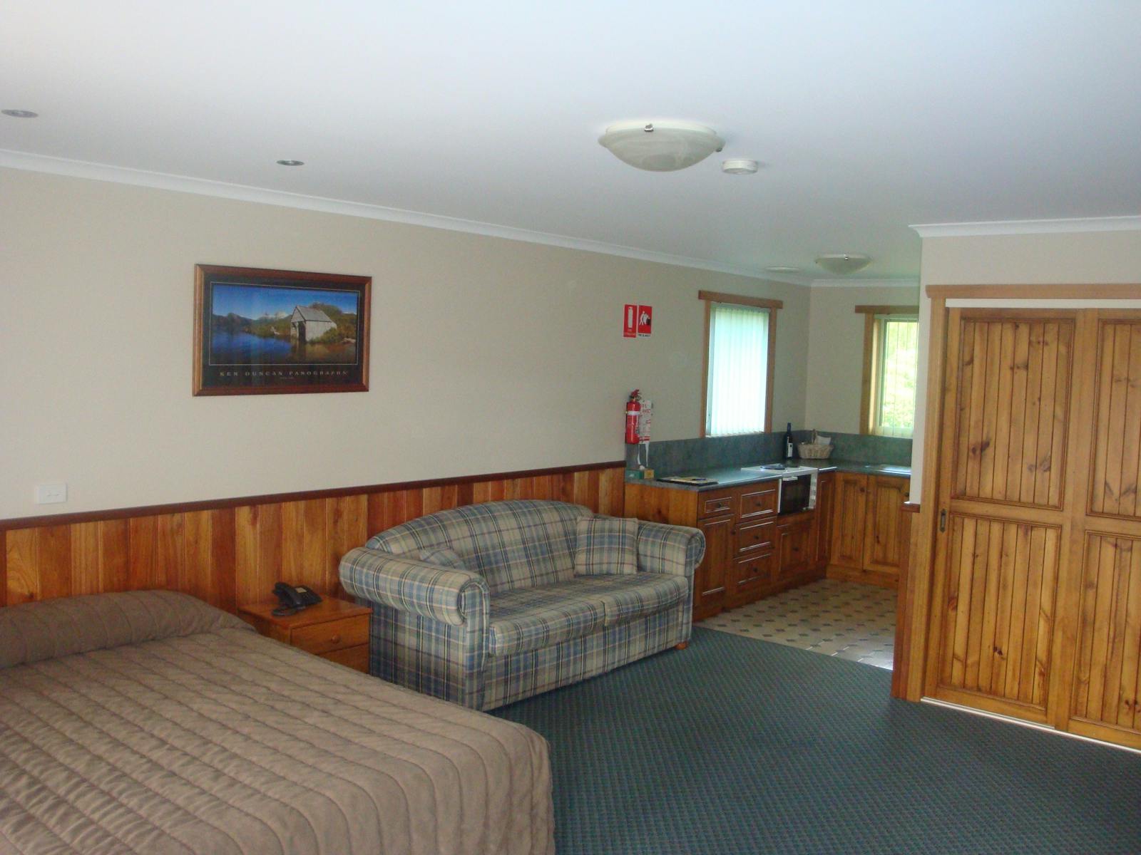 This room contains 2 Queen beds & 1 set of bunks