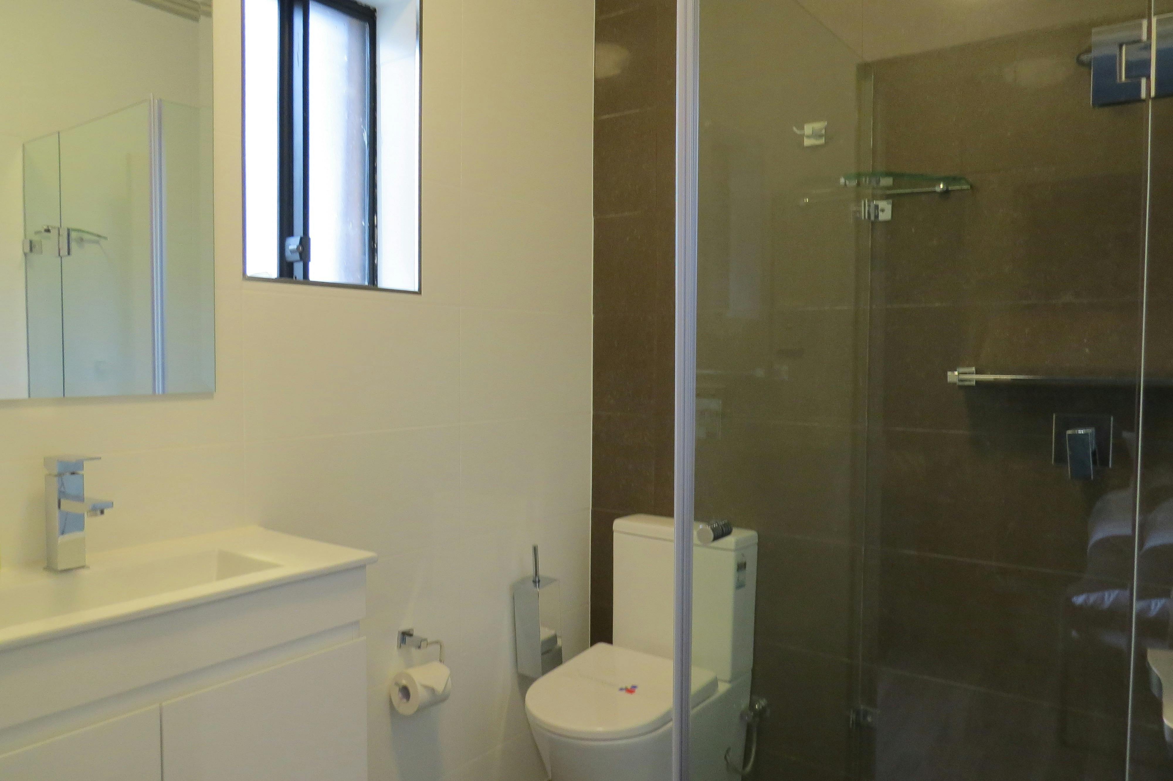 シャワー付きエンスイートバスルーム