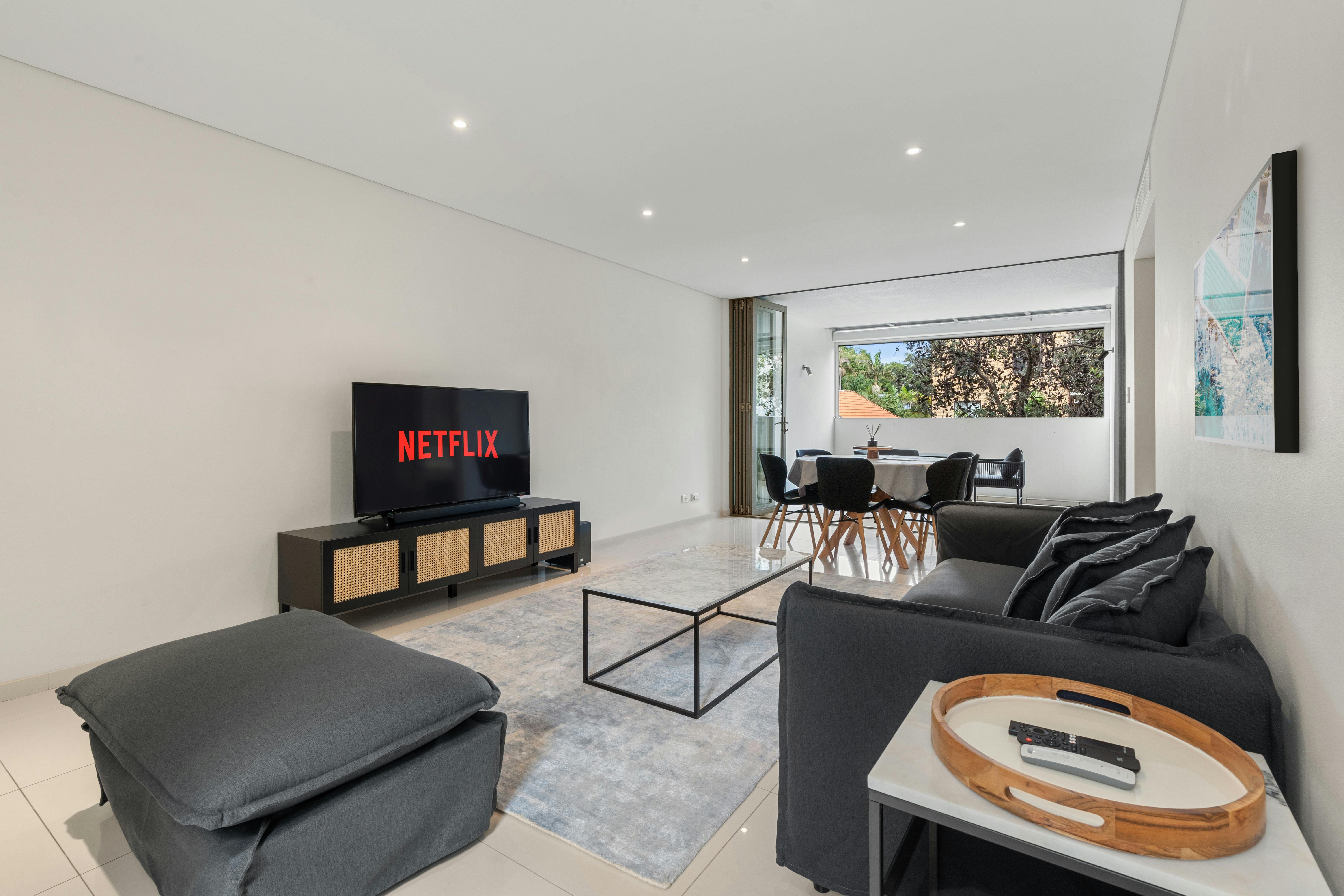 Cozy living room with a Netflix-ready TV and comfortable seating.