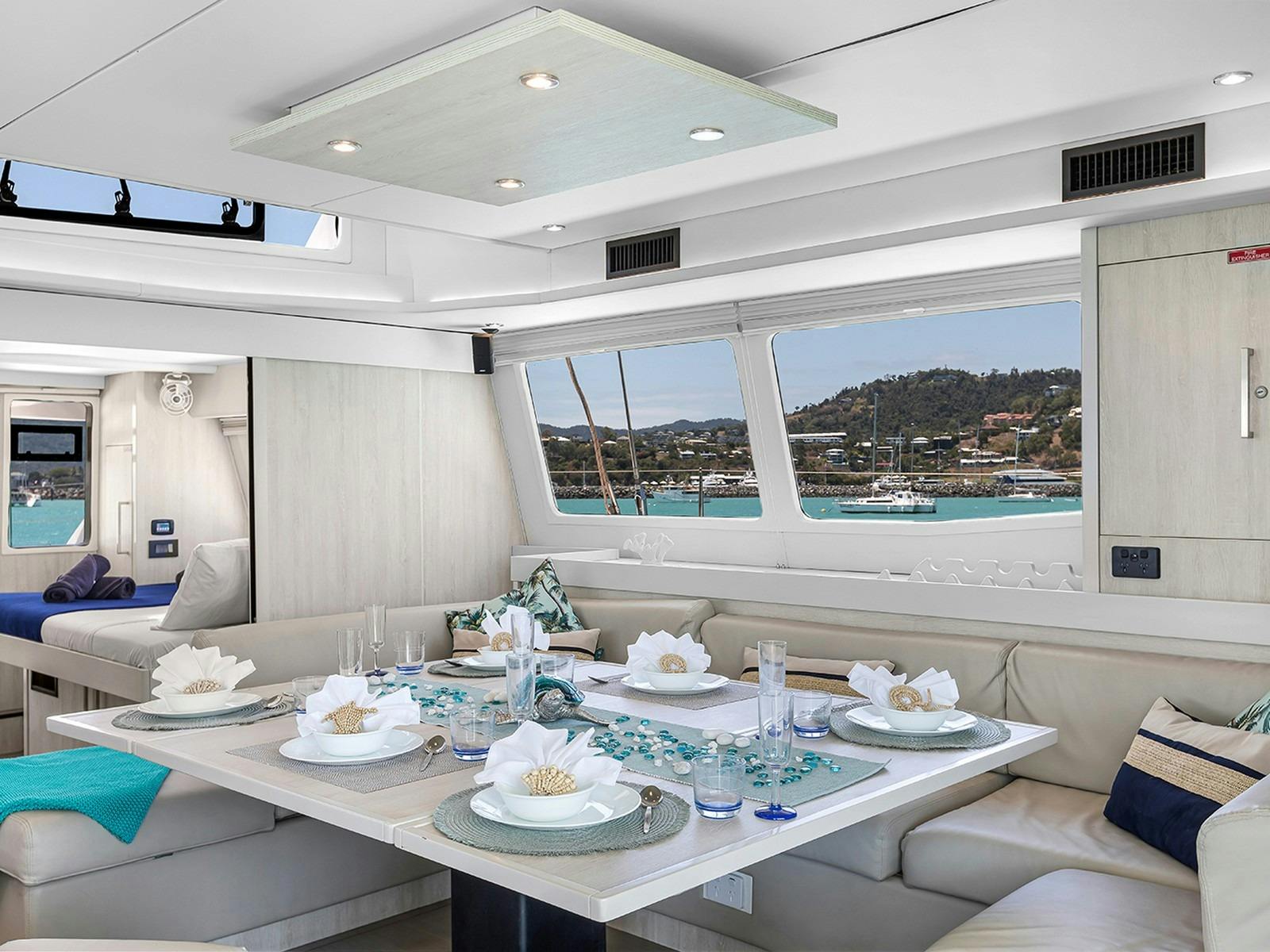 Leopard 58 - Saloon dining