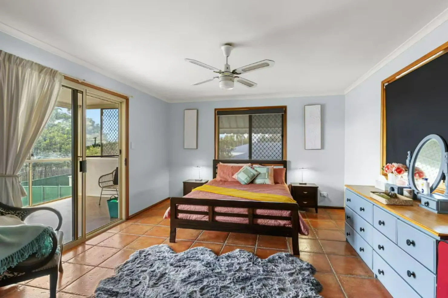 Main Bedroom Upstairs - 1 x Queen Bed