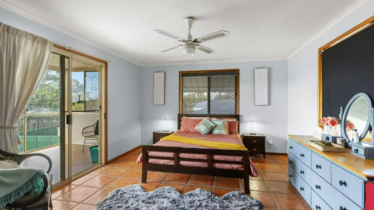 Main Bedroom Upstairs - 1 x Queen Bed