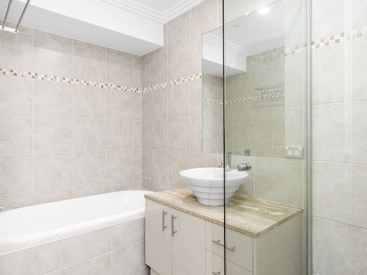 3 James Cook Apartments - Byron Bay - Bathroom 1