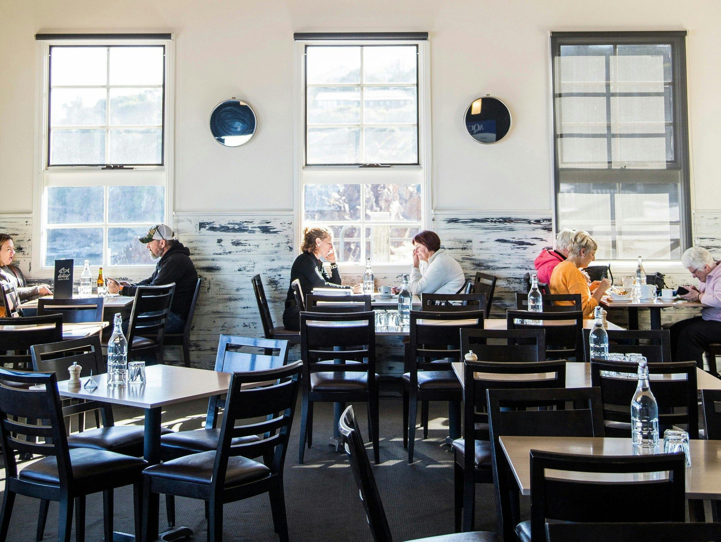 메림불라 수족관과 부두 레스토랑에서 음식과 음료를 즐기는 손님들